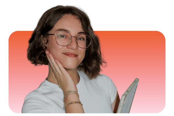 Content manager avec un iPad à la main